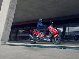 23YM 01 FORZA350 PEARL SIENA RED R320 RHS 010