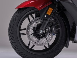 23YM 01 FORZA350 PEARL SIENA RED R320 RHS 036