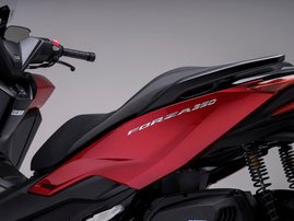 23YM 01 FORZA350 PEARL SIENA RED R320 RHS 044