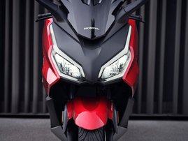 23YM 01 FORZA350 PEARL SIENA RED R320 RHS 051