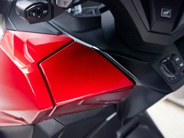 23YM 01 FORZA350 PEARL SIENA RED R320 RHS 059