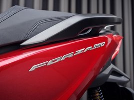 23YM 01 FORZA350 PEARL SIENA RED R320 RHS 078