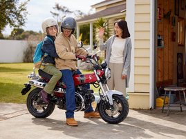 23YM-Honda-ST125-Dax-01-R376-aws031