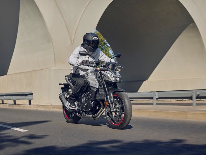 25YM CB750 Hornet Digital Silver Metallic RHS 004