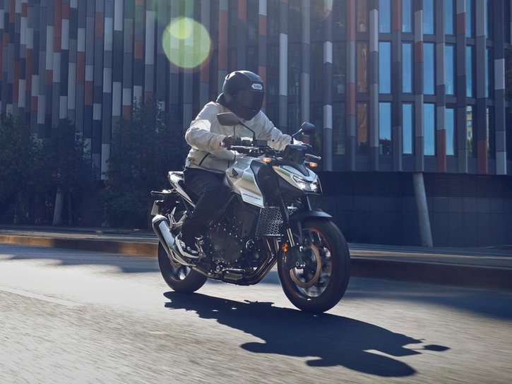 25YM CB750 Hornet Digital Silver Metallic RHS 006