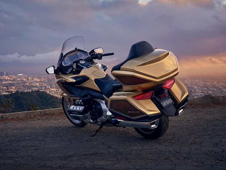 25YM GL1800 Gold Wing Tour 50th Anniversary DCT Airbag YR387N Eternal Gold 06
