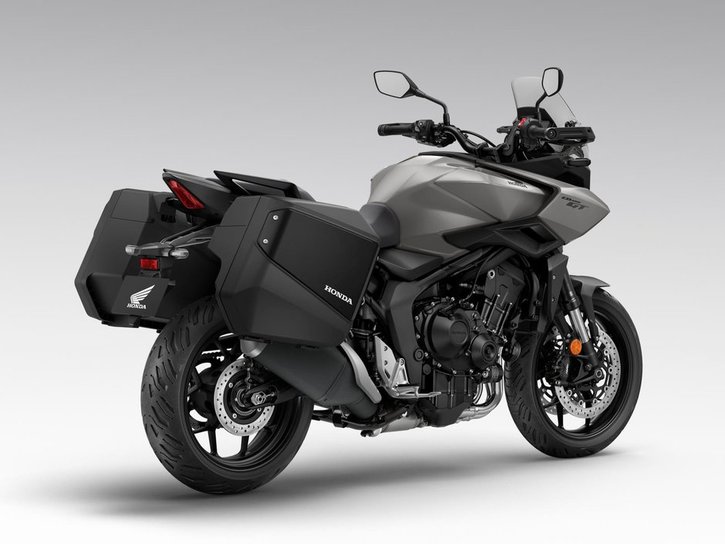 26YM 02 CB1000GT Studio NHC47P PearlDeepMudGray aws 04