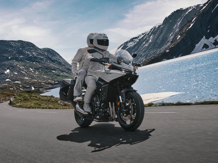 26YM 02 CB1000GT Studio NHC47P PearlDeepMudGray aws 05