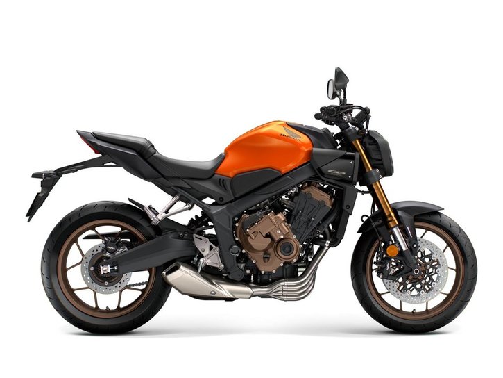 26YM 01 CB650R EClutch YR249C CandyEnergyOrange Studio aws 01