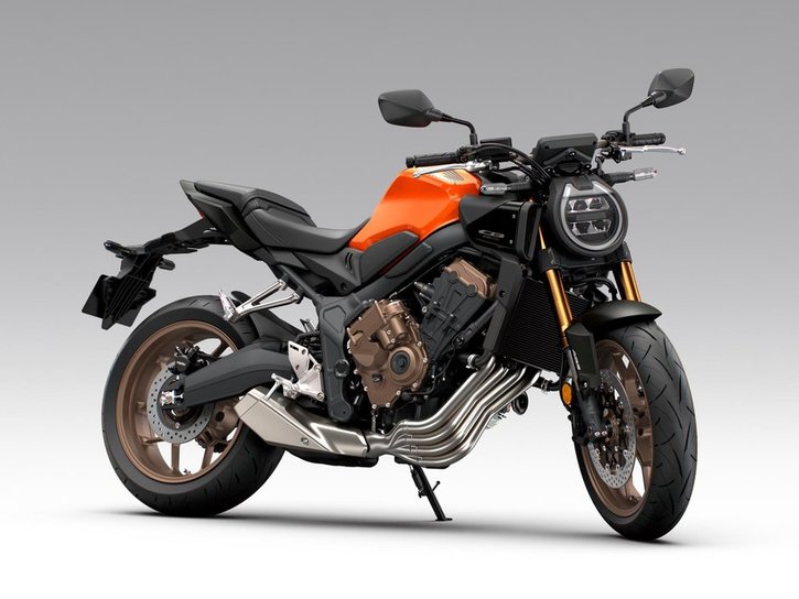 26YM 01 CB650R EClutch YR249C CandyEnergyOrange Studio aws 02