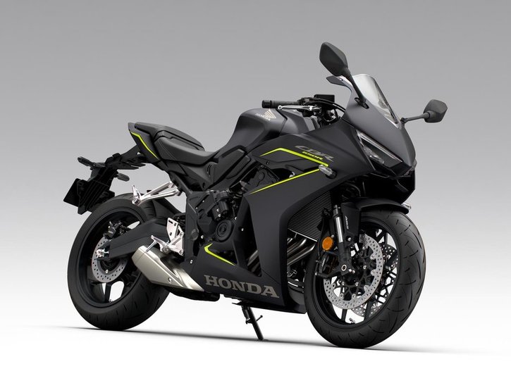 26YM 01 CBR650R EClutch NH436M MatGunpowderBlackMetallic Studio aws 02