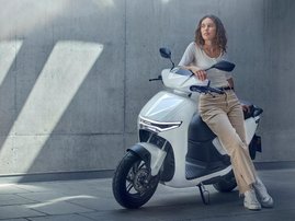 25YM 01 CUVe PEARL JUBILEE WHITE aws 20