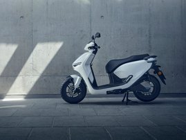 25YM 01 CUVe PEARL JUBILEE WHITE aws 22