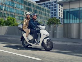 25YM 01 CUVe PEARL JUBILEE WHITE aws 24