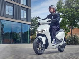 25YM 01 CUVe PEARL JUBILEE WHITE aws 29