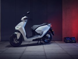 25YM 01 CUVe PEARL JUBILEE WHITE aws 32