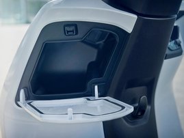 25YM 01 CUVe PEARL JUBILEE WHITE aws 42