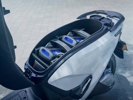 25YM 01 CUVe PEARL JUBILEE WHITE aws 43