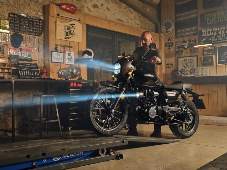 25YM 01 GB350S Studio Gunmetal Black Metallic NHC52 aws 004